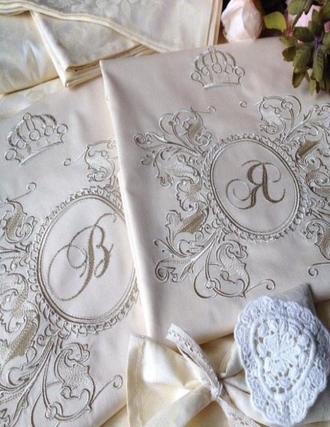 Постільна білизна з монограмою від салону Vals Decor, доступна в Запоріжжі, Дніпрі та Києві